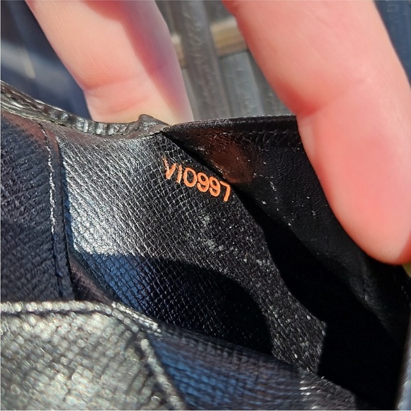 Louis Vuitton Black Epi Wallet EUC - Picture 8 of 13